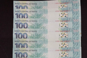 A Polícia Federal prendeu em flagrante um morador da cidade de Rio Verde suspeito de comercializar dinheiro falso pela internet. A ação policial aconteceu na tarde de segunda-feira (21), no município do Sudoeste de Goiás. Na última sexta (18), a corporação já havia cumprido dois mandados de busca e apreensão para averiguar a possibilidade do crime estar ocorrendo no município.