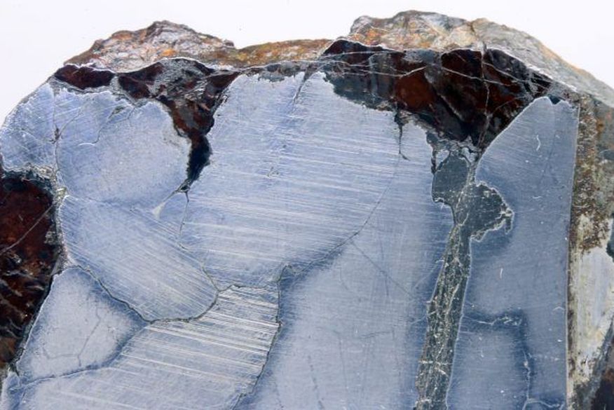 Detalhe de uma fatia do meteorito Nova Olinda. (Foto: André Moutinho)