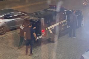 Suspeito foi colocado na viatura da Polícia Civil em abordagem no bairro Jundiaí (Foto: Jonathan Cavalcante/Mais Goiás)