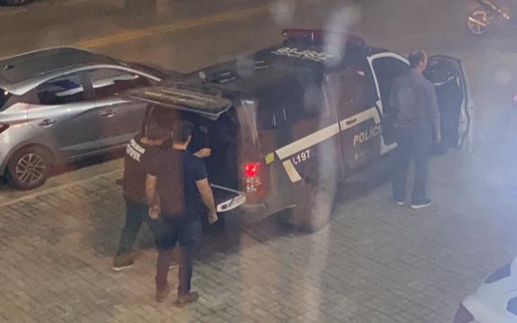 Suspeito foi colocado na viatura da Polícia Civil em abordagem no bairro Jundiaí (Foto: Jonathan Cavalcante/Mais Goiás)