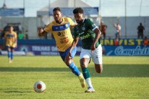 Artur sendo marcado na partida de ida da semifinal