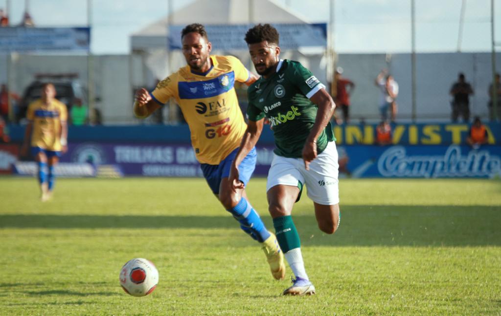 Artur sendo marcado na partida de ida da semifinal