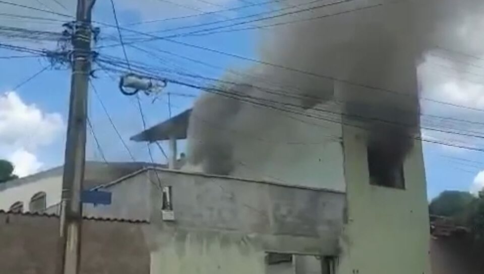 PM resgata idoso de sobrado em chamas no Crimeia Leste, em Goiânia