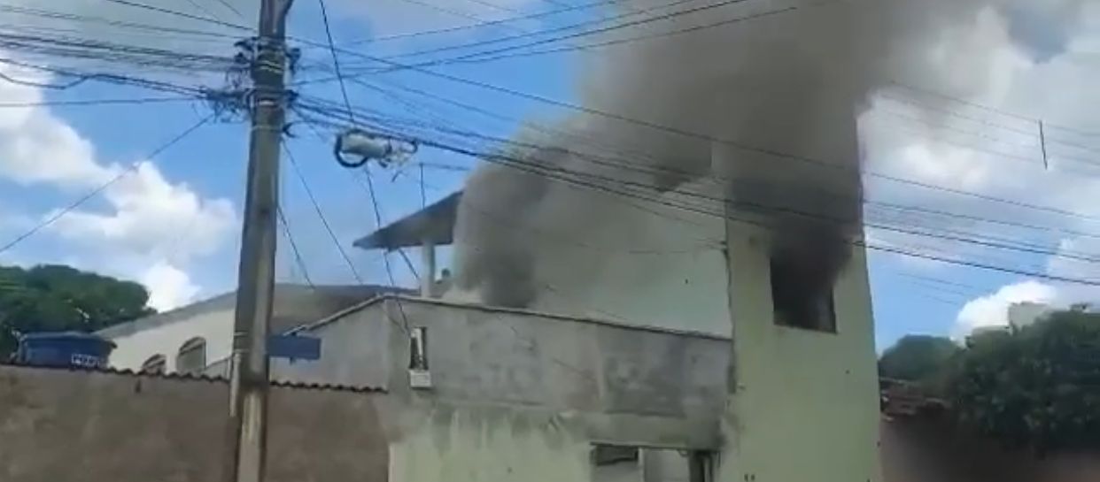 PM resgata idoso de sobrado em chamas no Crimeia Leste, em Goiânia