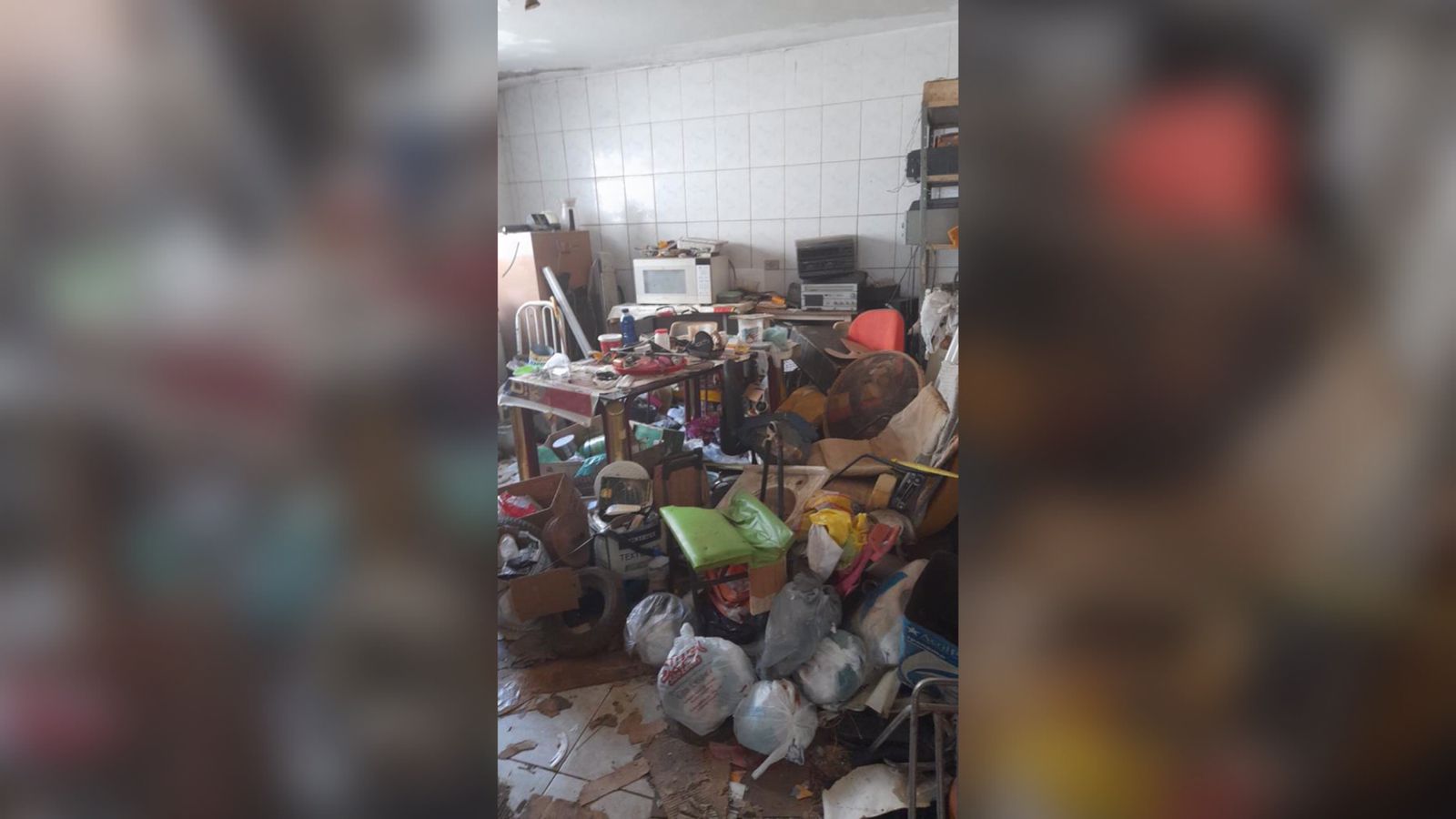Acúmulo de lixo em casa no Jardim Balneário, em Goiânia (Foto: Divulgação)