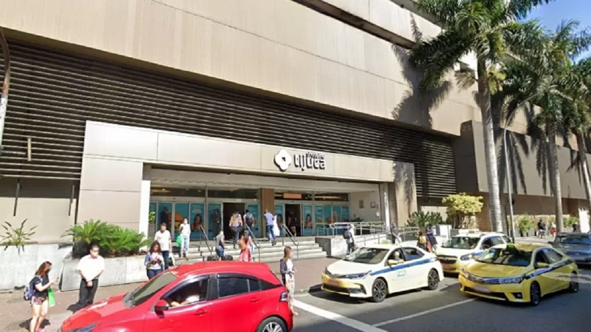 Homens armados invadem shopping e roubam joalheria, no RJ