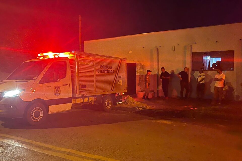 Instituto Médico Legal (IML) fez a remoção do corpo (Foto: Anápolis Notícias)