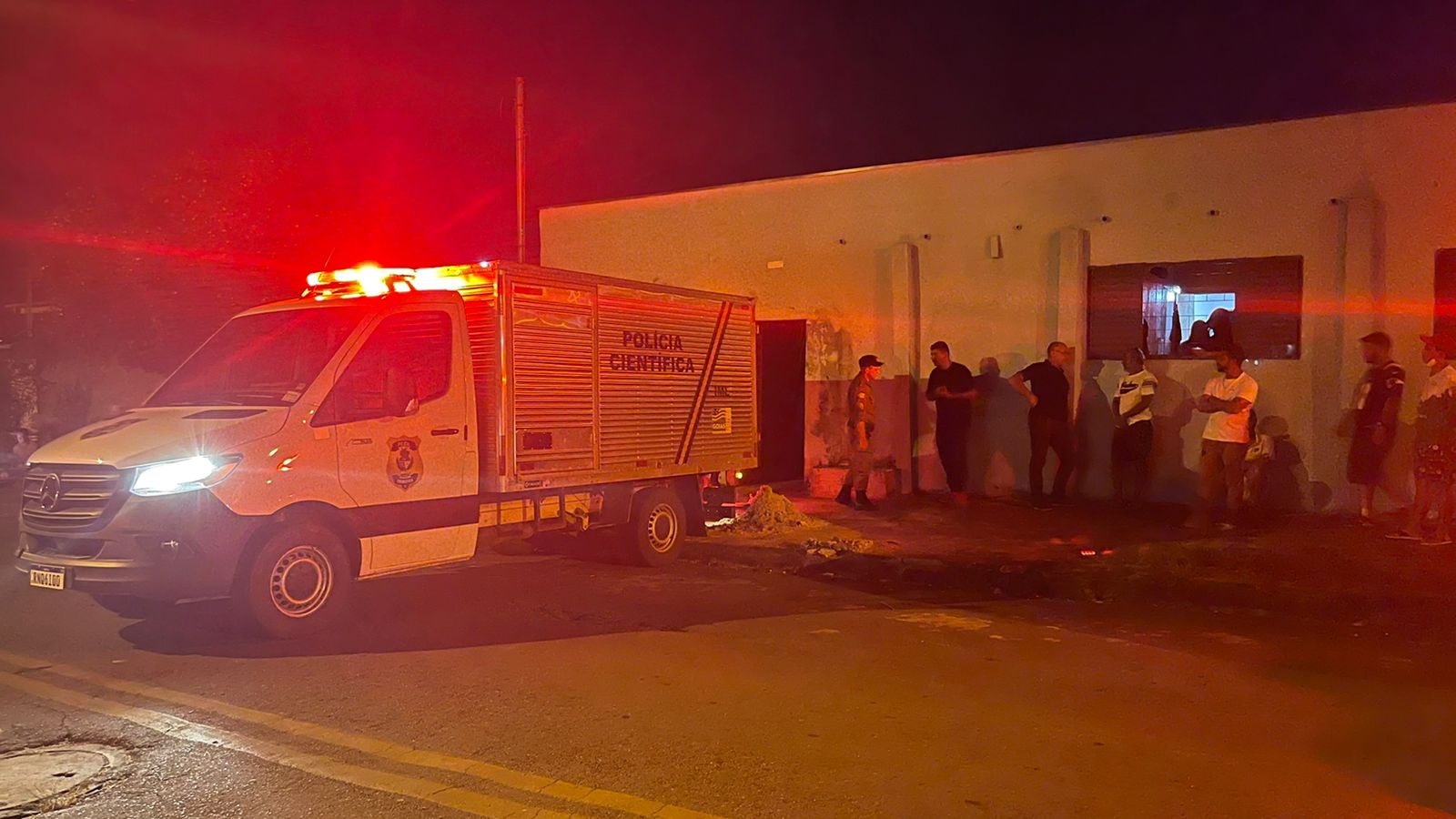 Instituto Médico Legal (IML) fez a remoção do corpo (Foto: Anápolis Notícias)