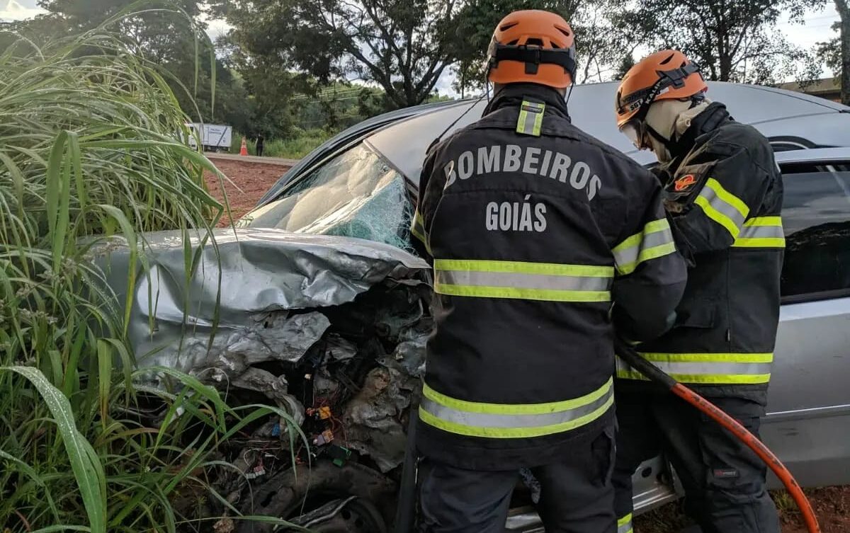 Cadáver foi deixado aos cuidados do IML. Acidente entre caminhão e carro deixa motorista morto na GO-010, em Bonfinópolis