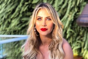 Jéssica Beatriz Costa apareceu em cliques feitos no Ceará. Filha de Leonardo posa de biquíni na praia e web reage: "sereia"; fotos