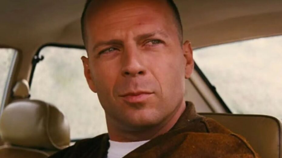 Bruce Willis já usava fones de ouvido e dublê desde 2020 por não memorizar falas por conta da afasia, diz jornal