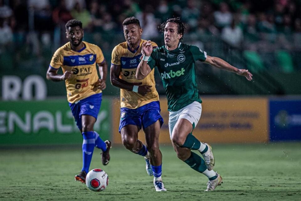Nicolas disputando bola na Serrinha