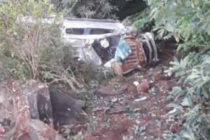 Câmeras de segurança registraram o momento em que a camionete invade o local. (Foto: leitor enviada ao Mais Goiás)