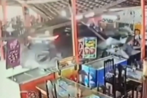 Carro invade restaurante e derruba parte do telhado do estabelecimento em Bom Jardim, em Pernambuco. (Foto: Captura de vídeo/ Folha de Pernambuco)