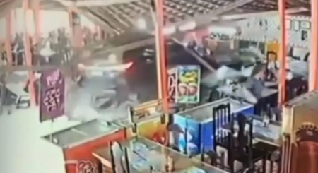 Carro invade restaurante e derruba parte do telhado do estabelecimento em Bom Jardim, em Pernambuco. (Foto: Captura de vídeo/ Folha de Pernambuco)