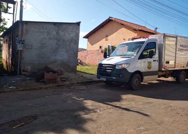 Corpo da vítima foi encontrado em um corredor na Rua 11 (Foto: Divulgação/PM)