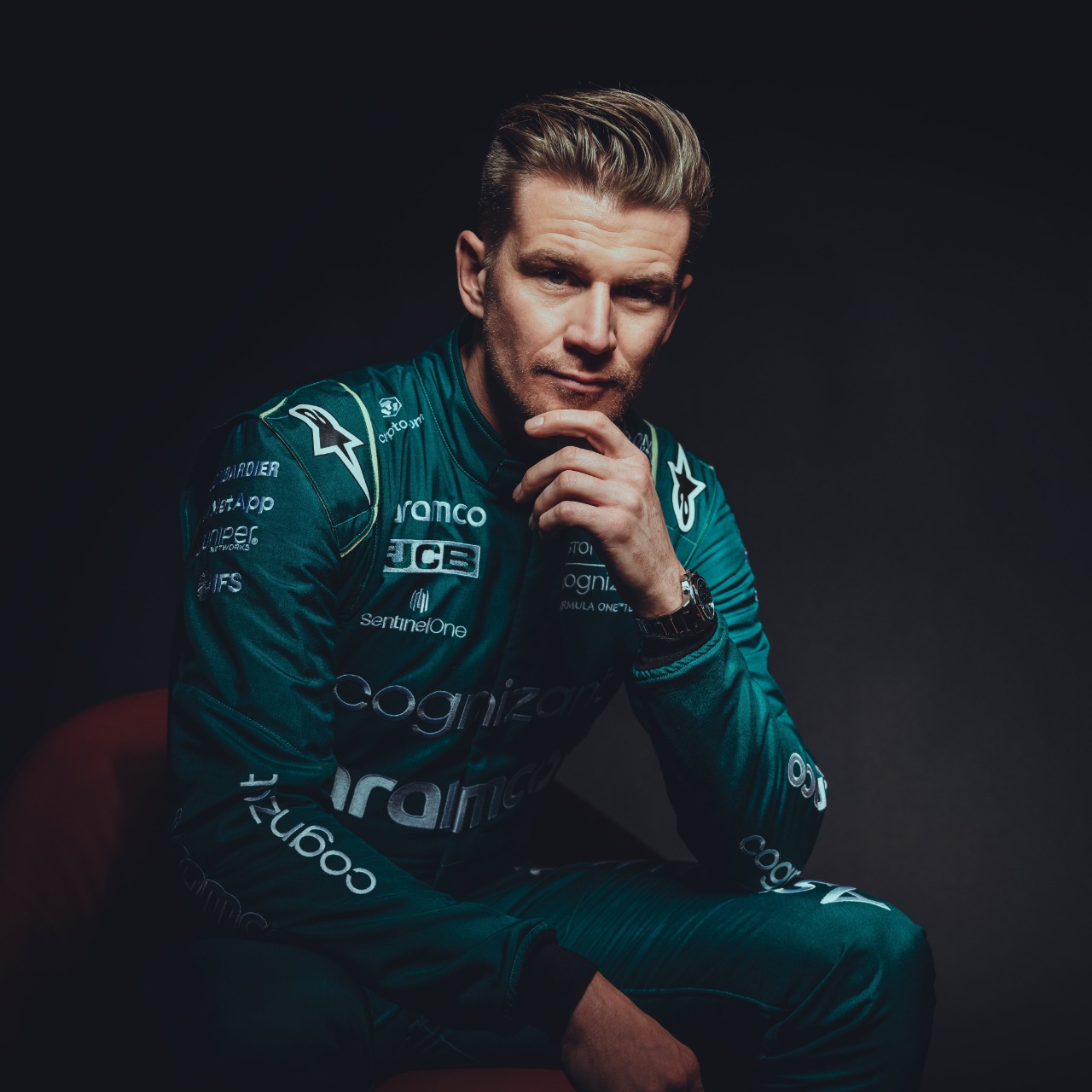 Nico Hulkenberg com uniforme da Aston Martin