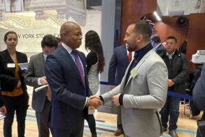 Economista tem compromissos nos EUA e se diz grato por oportunidade. Gil do Vigor visita Bolsa e conhece Eric Adams, prefeito de Nova York