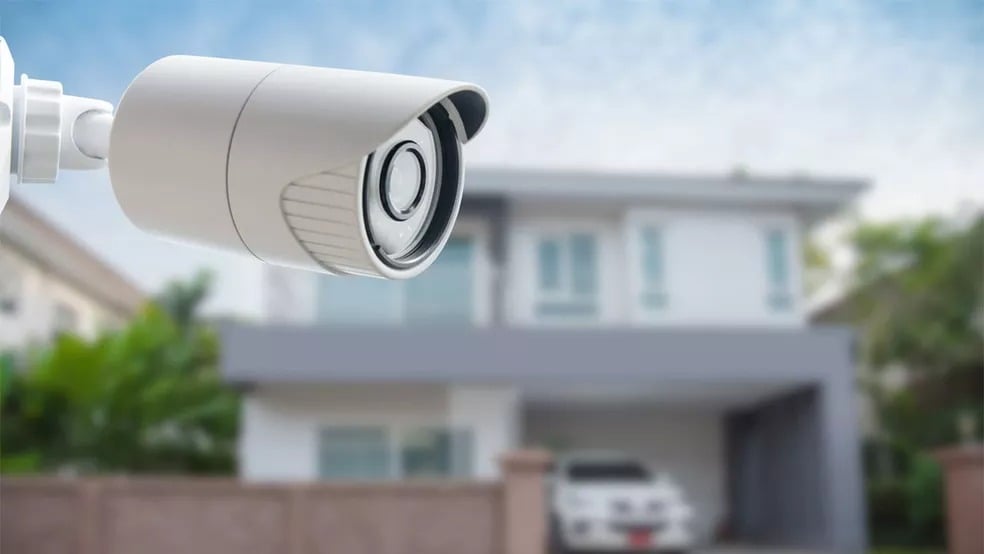 Câmera de segurança com foco automático instalada na frente de uma casa