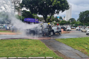 Uma caminhonete pegou fogo na manhã desta segunda-feira (14), no Setor Leste Universitário, em Goiânia. Segundo o Corpo de Bombeiros, o incêndio aconteceu enquanto o veículo trafegava ao redor da Praça Universitária, em frente a um prédio da Pontifícia Universidade Católica (PUC-GO).