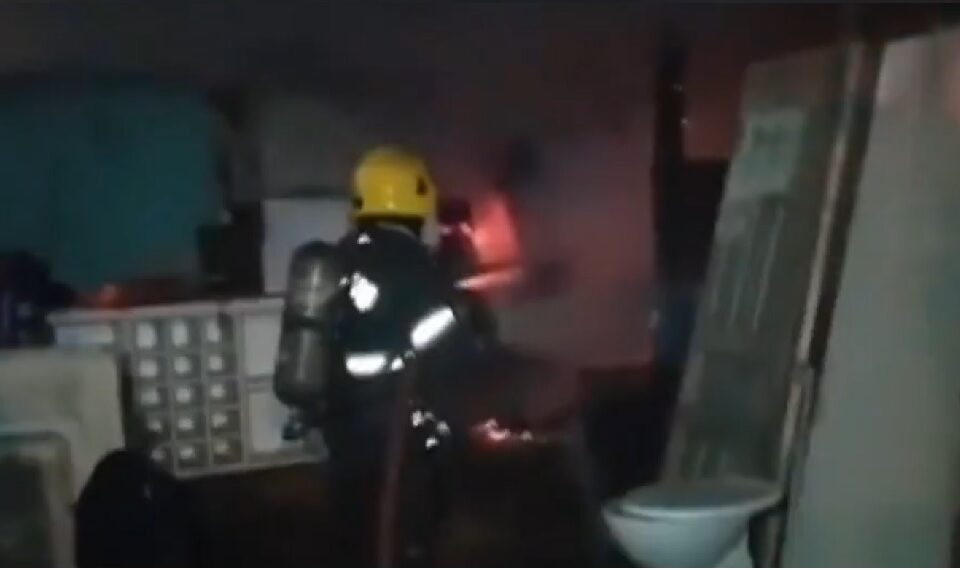 Bombeiros extinguem o fogo em depósito de demolição no Bairro Jardim Inês, em Aparecida (Foto: Reprodução - TVAnhanguera)