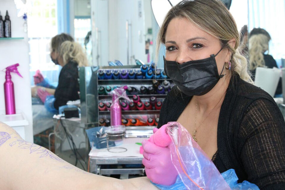 Projeto oferece tatuagens gratuitas para cobertura de cicatrizes