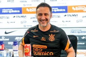 Vitor Pereira em coletiva no Corinthians