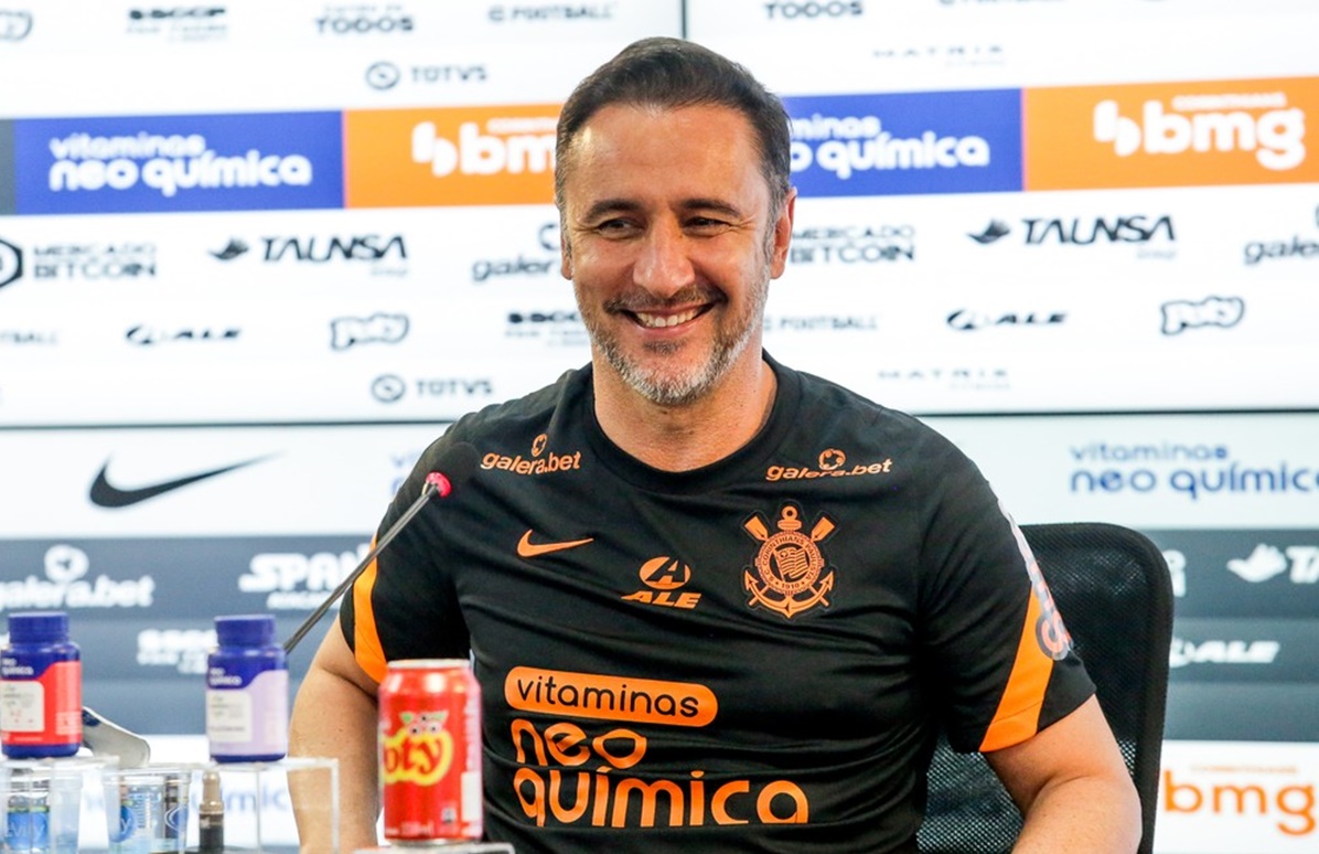 Vitor Pereira em coletiva no Corinthians
