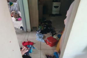 Casa foi encontrada por policiais revirada por conta das discussões. (Foto: Reprodução)