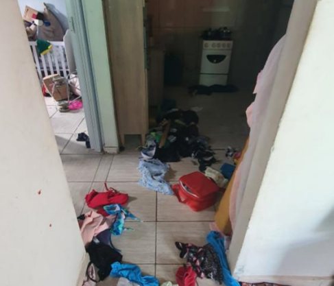 Casa foi encontrada por policiais revirada por conta das discussões. (Foto: Reprodução)
