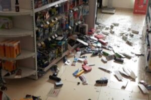 Prateleira de medicamentos ficou destruída por batida. (Foto: Cedidas ao Mais Anápolis)