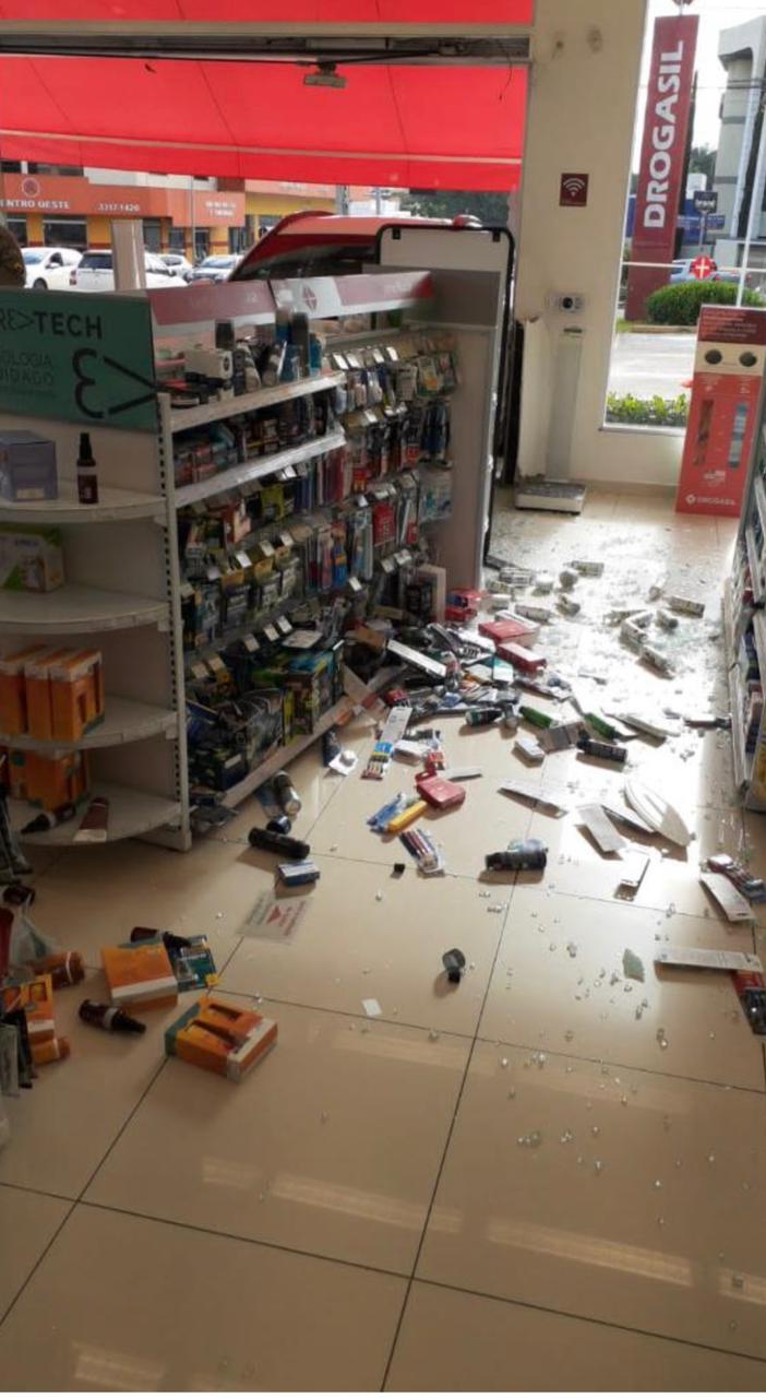 Prateleira de medicamentos ficou destruída por batida. (Foto: Cedidas ao Mais Anápolis)