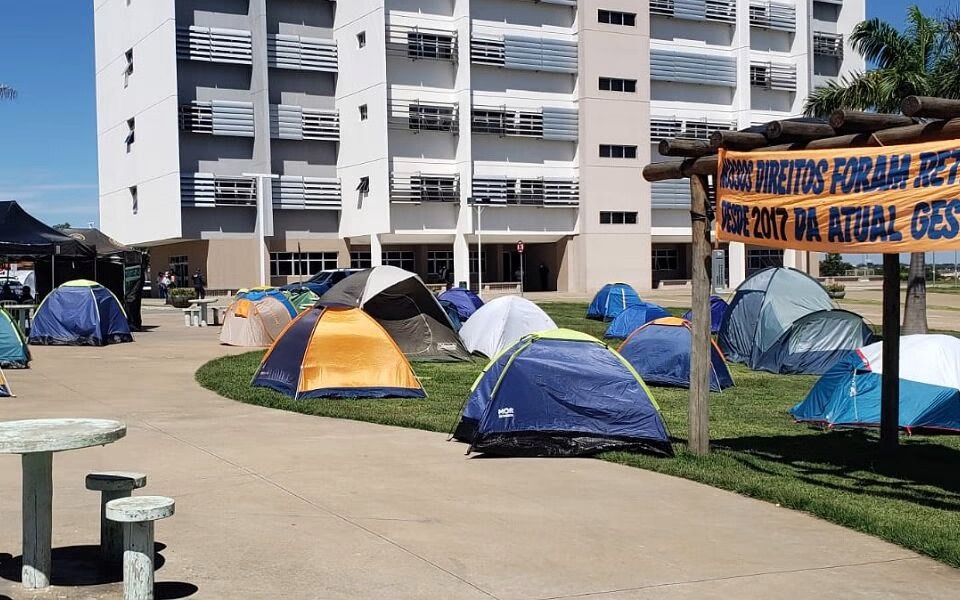 Representantes da GCM de Aparecida ficaram acampados por meses em frente à prefeitura do município (Foto: AGCGO - Divulgação)