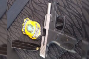 Homem é preso com arma de fogo e distintivo falso da PRF em Águas Lindas (GO)