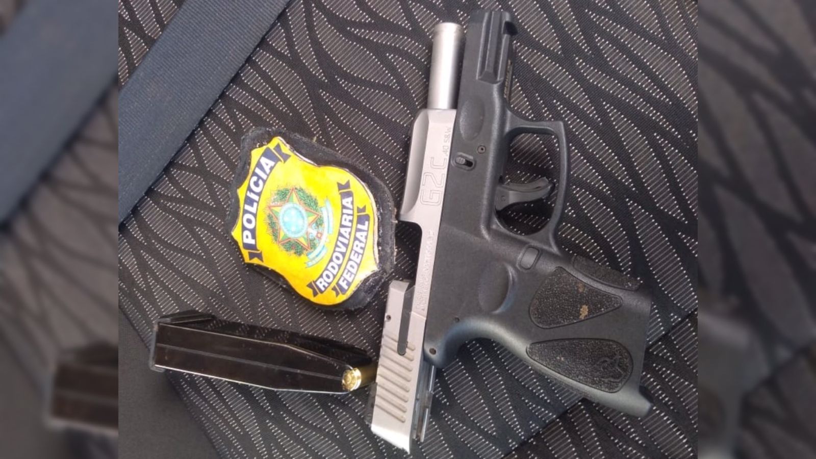 Homem é preso com arma de fogo e distintivo falso da PRF em Águas Lindas (GO)