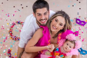 A influencer e empresária Virgínia Fonseca está grávida pela segunda vez. Sim! Ela e o marido Zé Felipe darão um irmãozinho ou irmãzinha para a pequena Maria Alice, que tem nove meses. A gravidez foi descoberta na sexta-feira (4). O anúncio foi feito ao público oficialmente via coluna do jornalista Leo Dias, do Metrópoles, neste domingo (6). O mesmo, porém, já era aguardado por pessoas que acompanham a vida da loira e muitos já até desconfiavam que ela seria mamãe novamente. Acontece que Leo, conhecido por contar em primeira mão quem recebeu a visita da cegonha, já tinha dito que logo logo uma famosa contaria a novidade. Dessa vez, porém, o comunicado foi autorizado. "Estou muito feliz", declarou Virgínia ao colunista, contando que fez o teste após sentir enjoos. Antes da matéria de confirmação, justo na hora em que Virgínia e Zé Felipe postaram um almoço para amigos e familiares, com direito a produção, look verde e rosa e maquiagem feita por uma profissional que deixou São Paulo e pousou em Goiânia apenas para maquiar a mamãe, Leo postou um curto e objetivo "Agora vai", no Twitter. Não precisa nem falar que os fãs já ligaram os pontinhos, né?! Não era segredo para os fãs que o casal pretendia engravidar novamente em 2022, já que ambos deixaram claro por várias vezes que queriam mais filhos. Virgínia tem 22 anos e o cantor Zé Felipe tem 23.