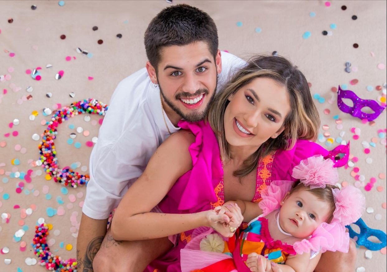 A influencer e empresária Virgínia Fonseca está grávida pela segunda vez. Sim! Ela e o marido Zé Felipe darão um irmãozinho ou irmãzinha para a pequena Maria Alice, que tem nove meses. A gravidez foi descoberta na sexta-feira (4). O anúncio foi feito ao público oficialmente via coluna do jornalista Leo Dias, do Metrópoles, neste domingo (6). O mesmo, porém, já era aguardado por pessoas que acompanham a vida da loira e muitos já até desconfiavam que ela seria mamãe novamente. Acontece que Leo, conhecido por contar em primeira mão quem recebeu a visita da cegonha, já tinha dito que logo logo uma famosa contaria a novidade. Dessa vez, porém, o comunicado foi autorizado. "Estou muito feliz", declarou Virgínia ao colunista, contando que fez o teste após sentir enjoos. Antes da matéria de confirmação, justo na hora em que Virgínia e Zé Felipe postaram um almoço para amigos e familiares, com direito a produção, look verde e rosa e maquiagem feita por uma profissional que deixou São Paulo e pousou em Goiânia apenas para maquiar a mamãe, Leo postou um curto e objetivo "Agora vai", no Twitter. Não precisa nem falar que os fãs já ligaram os pontinhos, né?! Não era segredo para os fãs que o casal pretendia engravidar novamente em 2022, já que ambos deixaram claro por várias vezes que queriam mais filhos. Virgínia tem 22 anos e o cantor Zé Felipe tem 23.