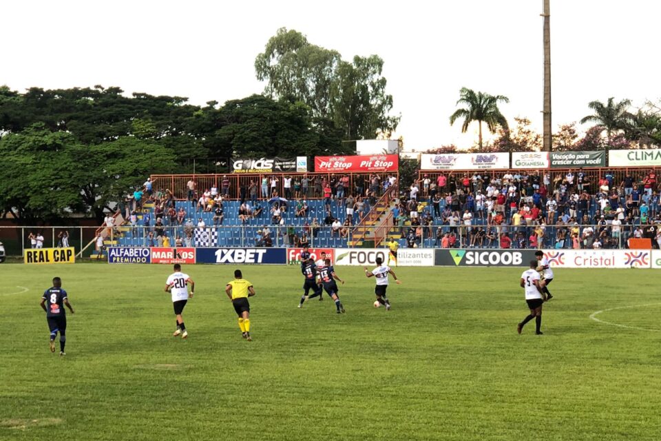 Anápolis venceu o Goianésia no Valdeir José de Oliveira
