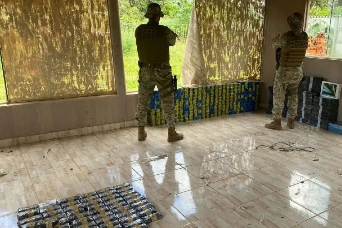 Mercadorias vinham de forma ilegal do Paraguai e eram armazenadas nesta propriedade rural (Foto: Divulgação - PM)