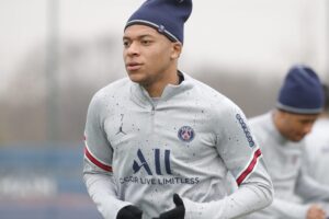 Mbappe treinando no PSG