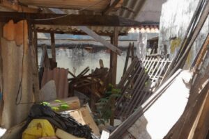 A Prefeitura de Goiânia faz, nesta quarta-feira (23), a retirada compulsória de lixo acumulado em casa no Jardim Balneário. (Foto: divulgação/SMS)