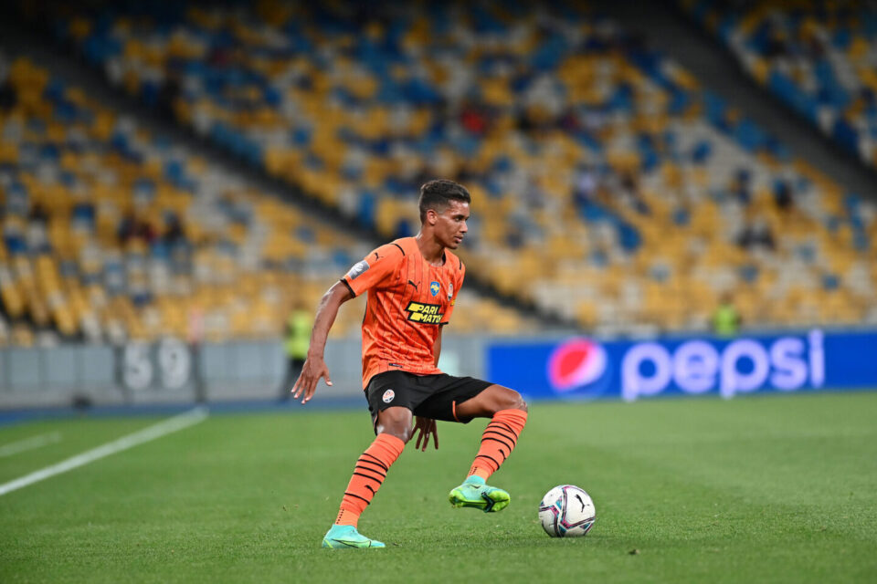 Pedrinho em ação pelo Shakhtar