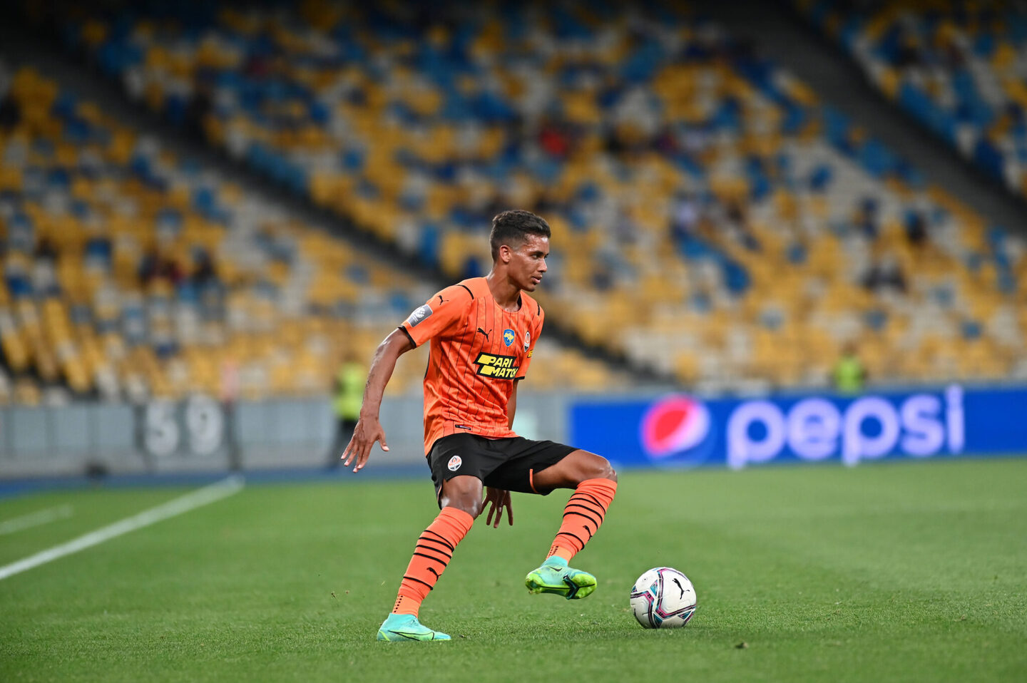 Pedrinho em ação pelo Shakhtar