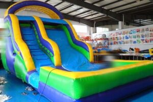 Uma criança de 4 anos ficou gravemente ferida após cair de um brinquedo inflável, na noite desta terça-feira (8), em Rio Verde, Sudoeste de Goiás. De acordo com o Corpo de Bombeiros, o menino caiu de uma altura de aproximadamente 2 metros e meio.