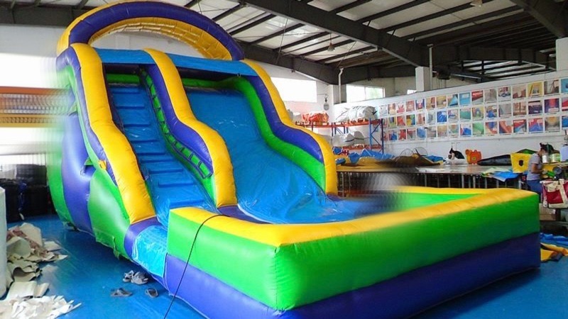 Uma criança de 4 anos ficou gravemente ferida após cair de um brinquedo inflável, na noite desta terça-feira (8), em Rio Verde, Sudoeste de Goiás. De acordo com o Corpo de Bombeiros, o menino caiu de uma altura de aproximadamente 2 metros e meio.