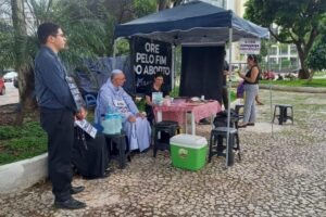 Na porta de um hospital em São Paulo, um grupo de quatro pessoas rezava um rosário em latim 'para livrar o brasil da maldição do aborto'. (Foto: Mateus Araújo/UOL)