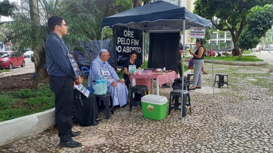 Na porta de um hospital em São Paulo, um grupo de quatro pessoas rezava um rosário em latim 'para livrar o brasil da maldição do aborto'. (Foto: Mateus Araújo/UOL)