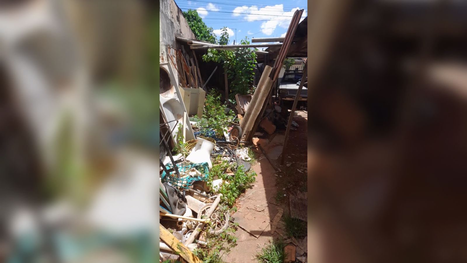 Acúmulo de lixo em casa no Jardim Balneário, em Goiânia (Foto: Divulgação)