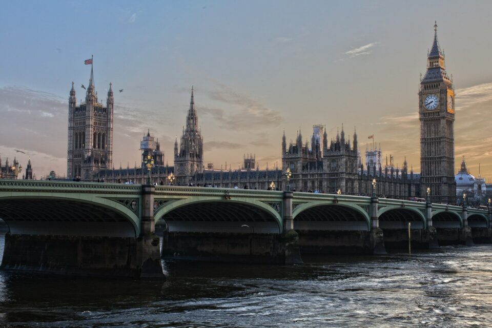 Pacote suspeito obriga canal de Londres a evacuar sede e interromper grade