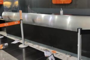 Após voo ser remarcado, homem destrói balcão de companhia aérea no aeroporto de Goiânia